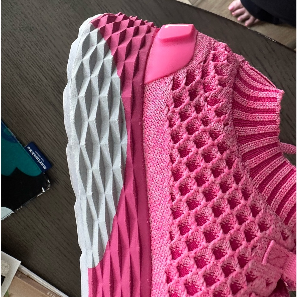 Nobull size 9 Pink athletic shoe. Excellent condition have worn 3 times - NO Box